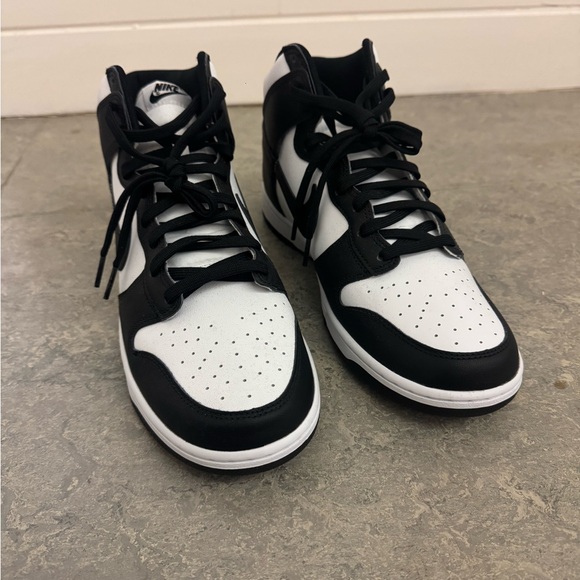 Nike Men's Classic Black and White Sneakers Mens US12 New - Picture 2 of 8